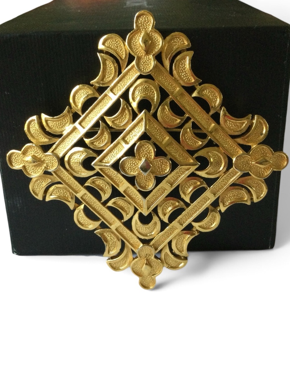 Vintage Crown Trifari Arabesque Gilded Statement Brooch - Picture 4 of 13